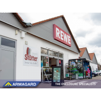 Buitenborden op batterijen buiten een winkel.