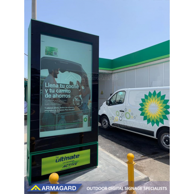 Zeer heldere schermbehuizing in gebruik in een tankstation. Zie het in actie op ISE Amsterdam.