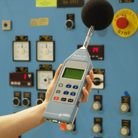 Profesjonalny sprzęt do monitorowania hałasu do użytku przemysłowego.