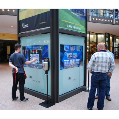 Uma tela de toque wayfinding em um shopping center