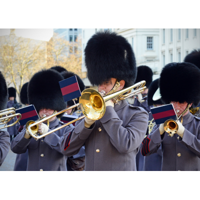 ett marchband spelar marchbandinstrument